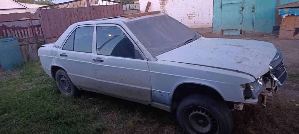 Мерс 190 не на ходу, целиком