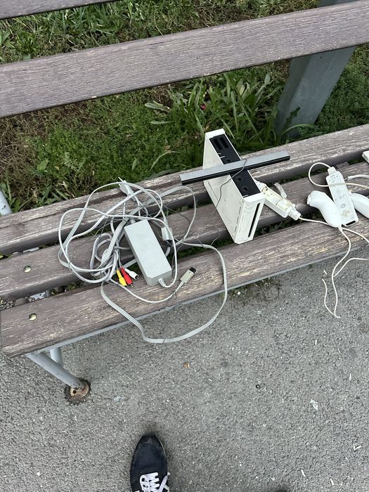 Продам игровую приставку Wii