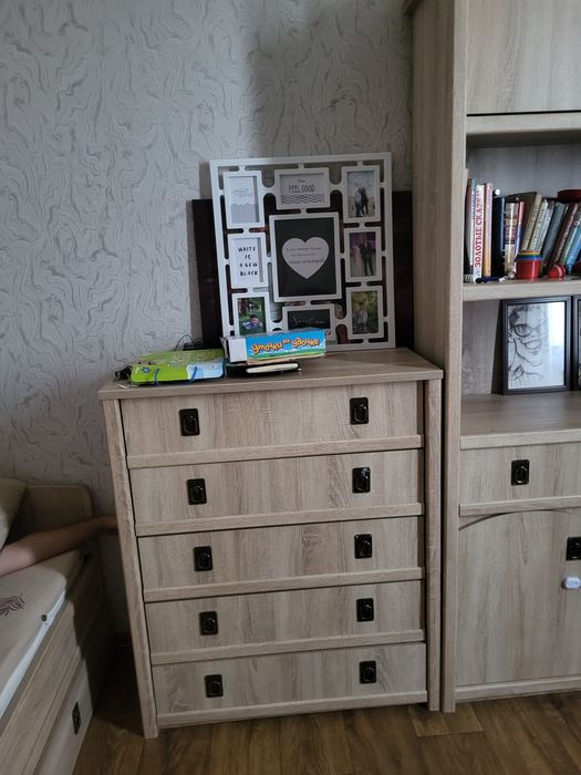 Продаётся мебель и кровать односпальная материал МДФ