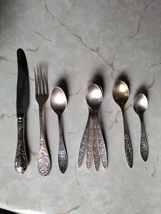 Продаю посуду- тарелки ЗиК, чайни4и хлопок, ложки мельхиор, вилки нерж