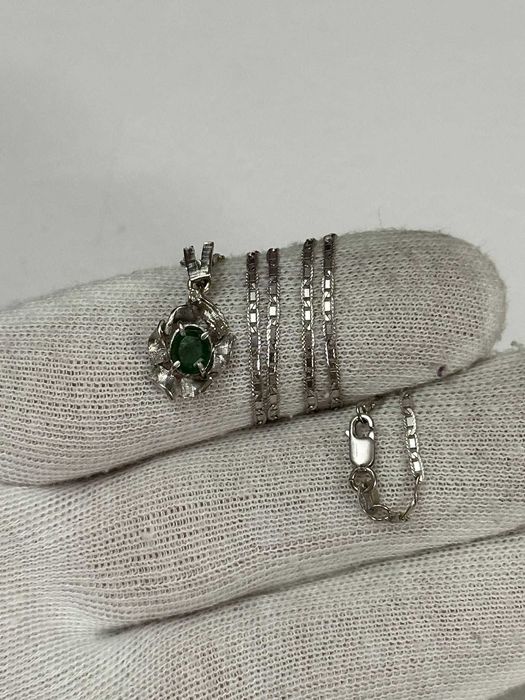 LANT + PANDANTIV AUR alb 18K + Smarald = 0.50CT + 1 Diamant - 3.8g. !