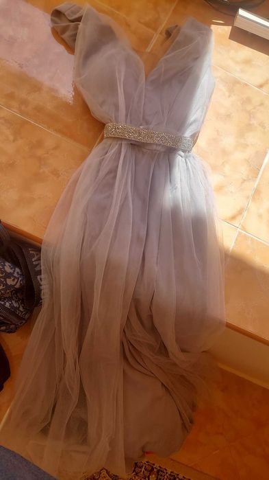 Официални рокли с пера и тюл