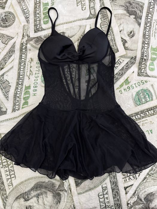 Черный слитный купальник