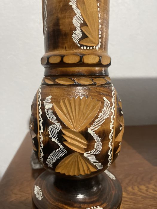 Vaza din lemn sculptata