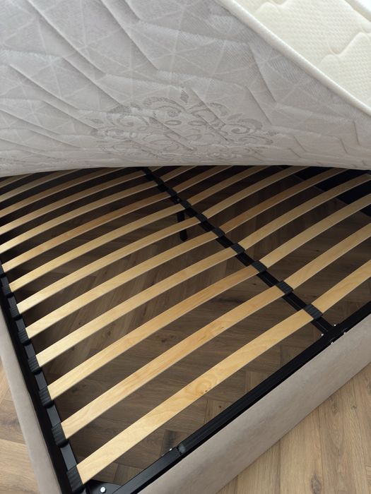 Кровать двуспальная с матрасом