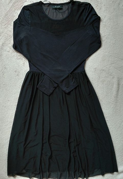 Rochie Vila XS, decolteu şi fustă dantelată