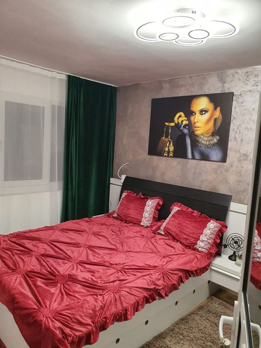 Vând apartament Podul de piatra