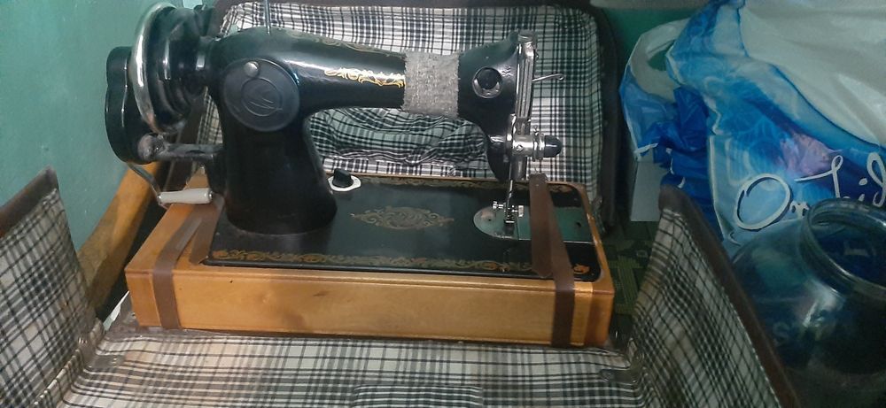 Продается Швейная машинка