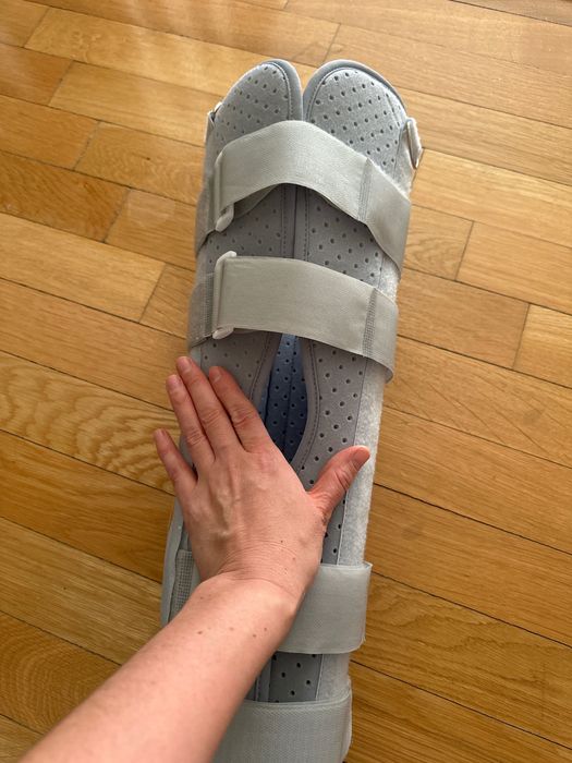 Тутор для коленного сустава