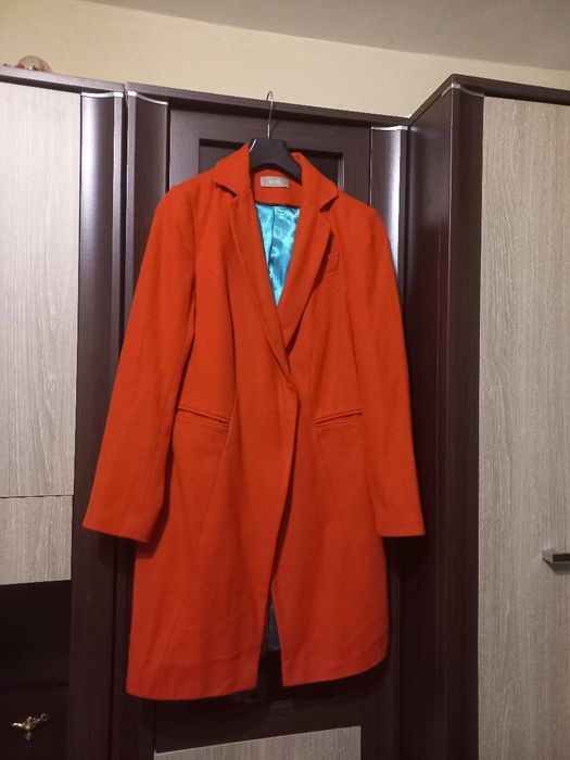 Palton ușor, de la Wallis, fabricat în România,   modern și comod.