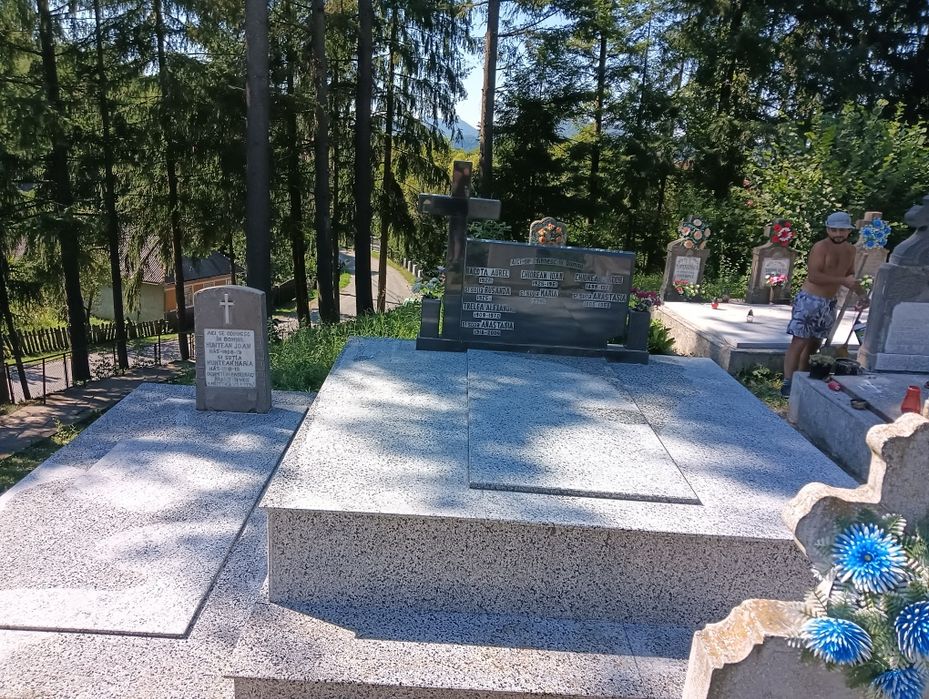 Monumente funerare