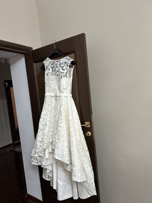 Красивое молочное платье на карсете