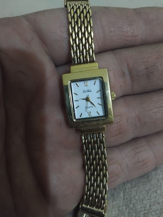 Позлатен часовник