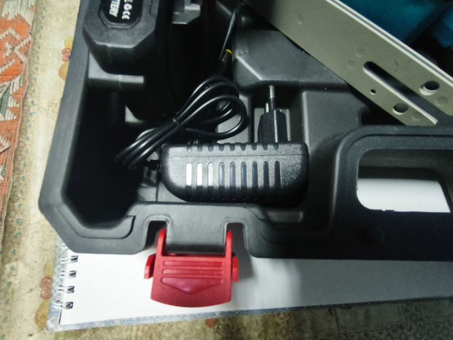 Mini fierastrau cu 2 acumulatori si lant de 6"