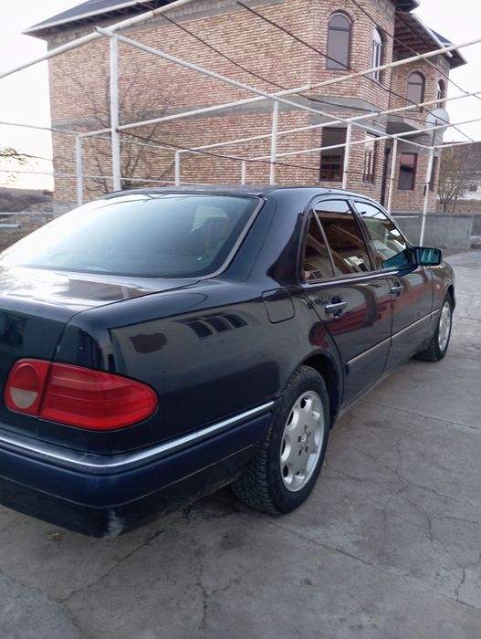 На продаже Мерседес W210 E200