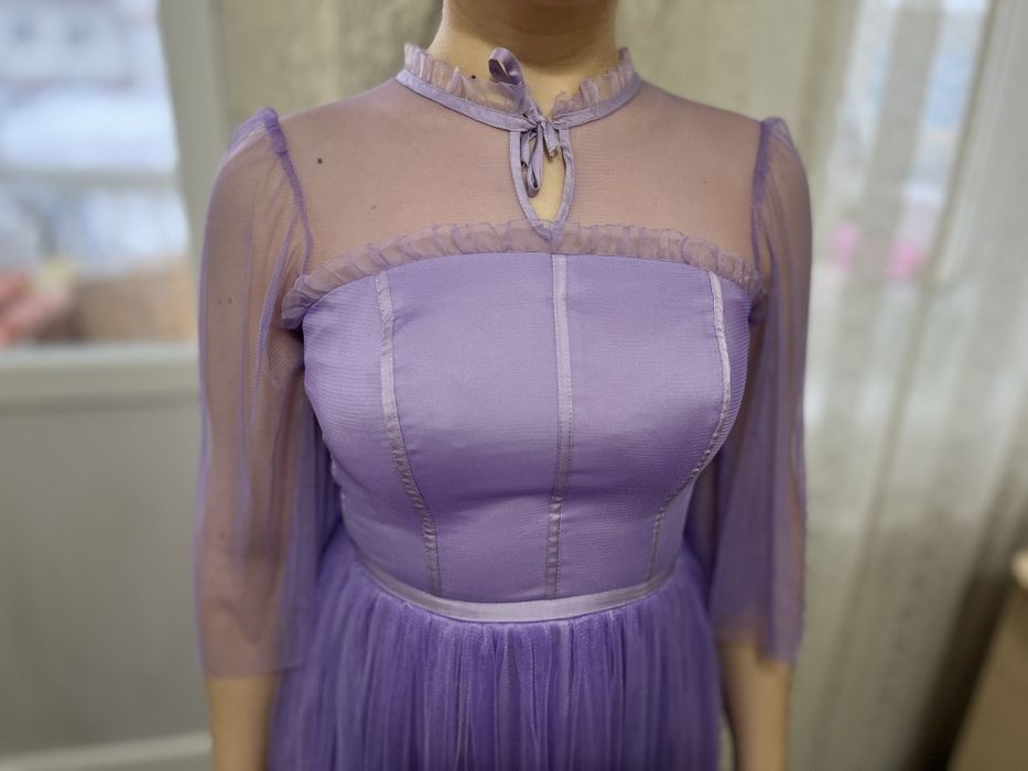 Очаровательное платье миди в сиреневом цвете