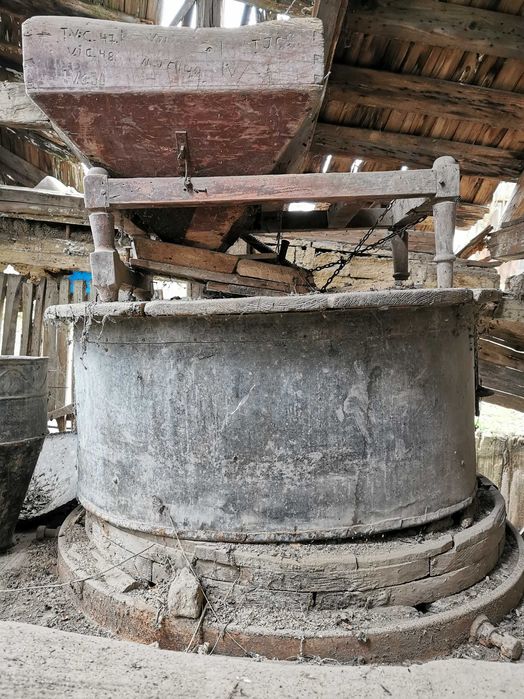 Vând moară de măcinat cu pietre franțuzești