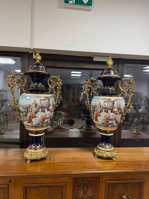 Doua vaze meissen din portelan pictat si elemente bronz