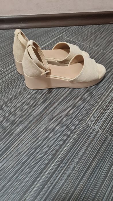 Бежови сандали на платформа