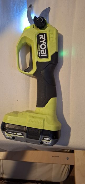 Foarfeca electrica ryobi.