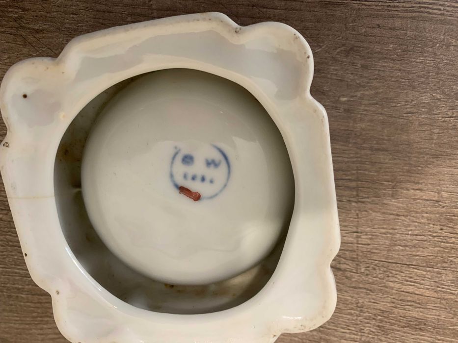 Вази и комплект ваза  и  пепелник - кристални, стъклени и рисувани.