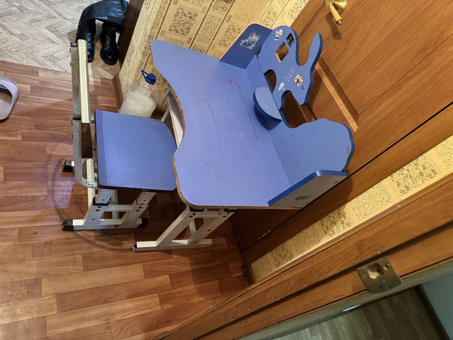 Отдам даром парту и стул