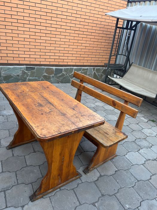 Деревянный стол с лавочкой