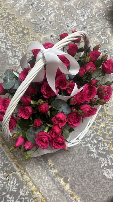 Розы в корзине,кустовая роза,нежный молиновый цвет