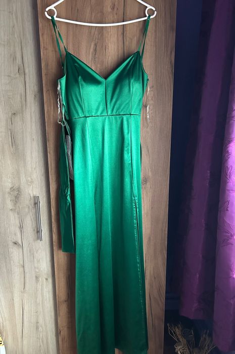 Vând/ Închiriez rochii pentru diferite evenimente