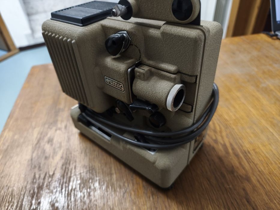 Aparat de proiecție film vintage Eumig P8m