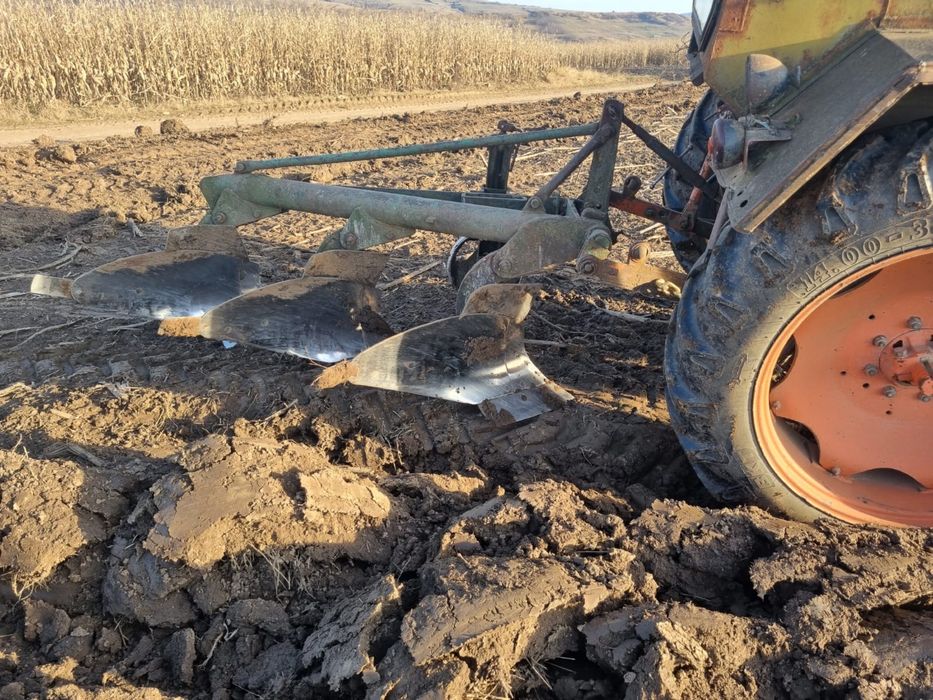 Tractor, plug, disc si remorca