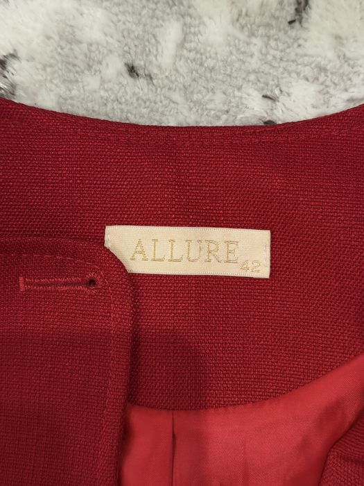 Красный пиджак в стиле Old money