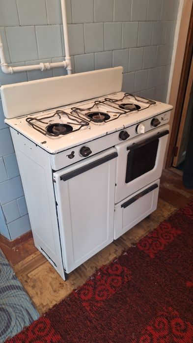 Продам газ.плиту трехкомфорную