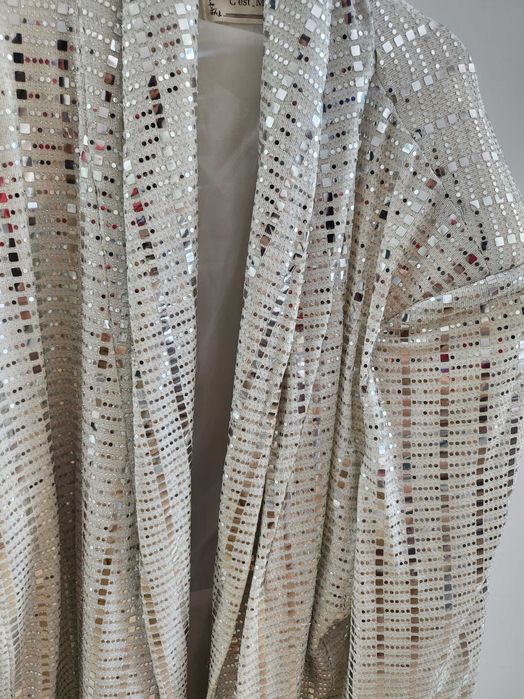 Рокля тип сако с пайети сребърна със закопчаване ефектна