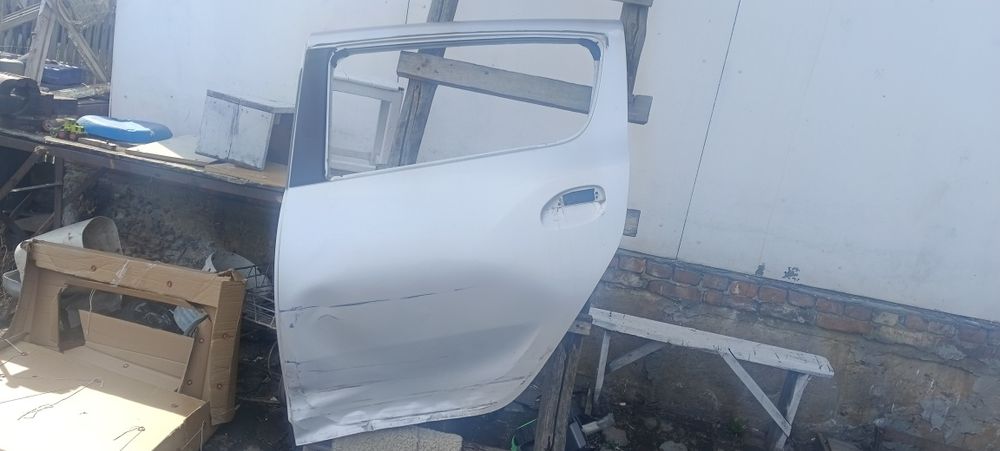 Дверь Рено Сандеро степвэй