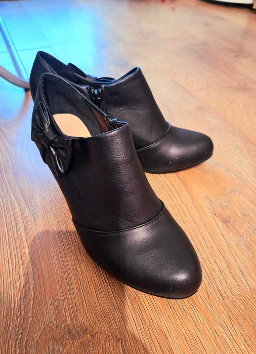 Черни обувки с ток и панделка