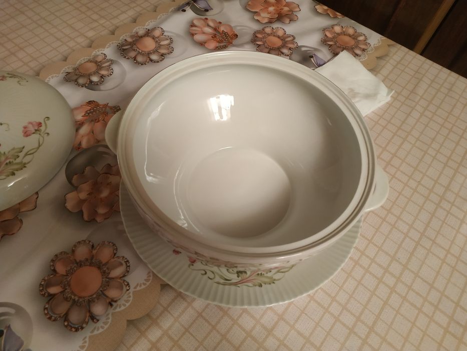 Продается фарфоровая супница с подносом.