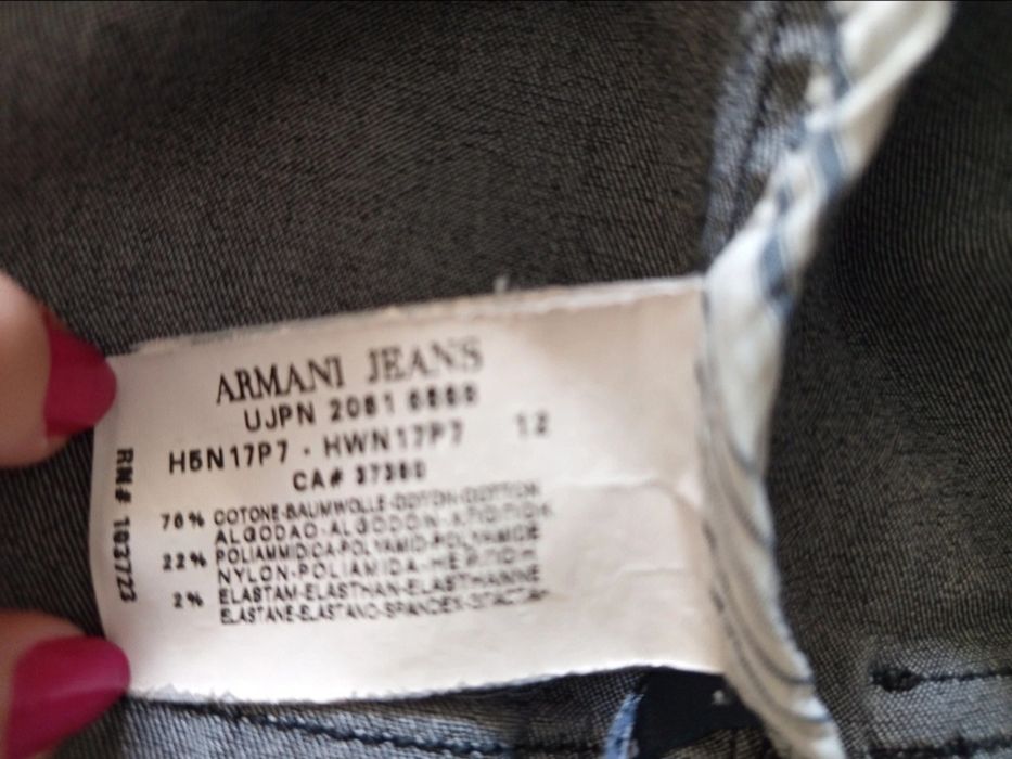 Geaca de blugi Armani Jeans oferta in descriere
