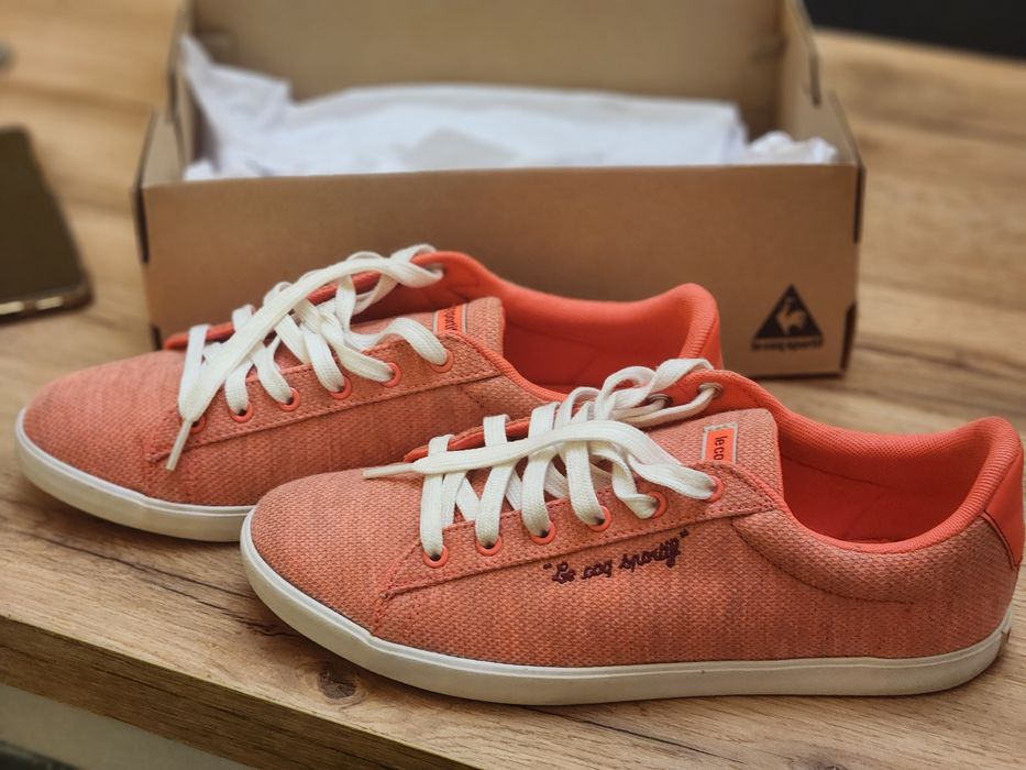 Маратонки розовите са 40 номер пумата и найка са 38