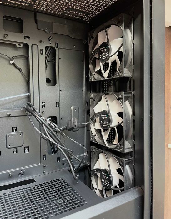 Corsair 850W RMx Shift захранване / SSD 256GB 2.5" / Кутия DeepCool CC560 V2