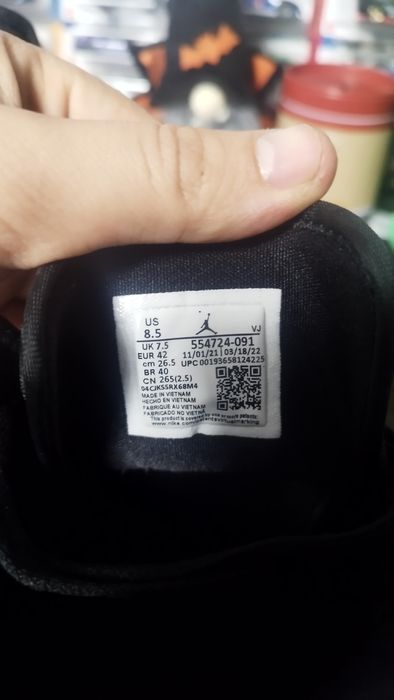 Jordan 1 mid triple black