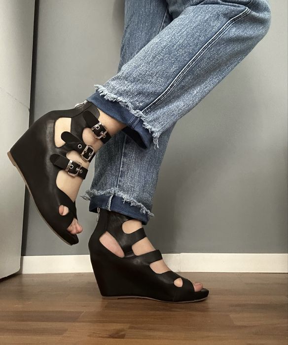 Женские сандалии