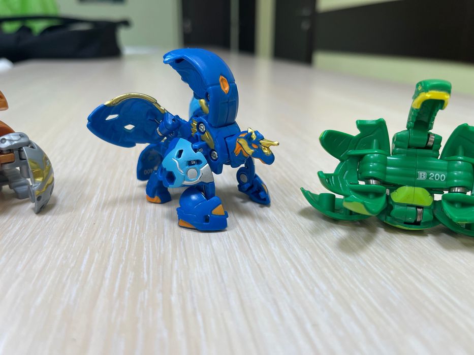 5 броя Bakugan – трансформиращи се фигурки