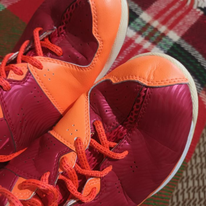 Тенис маратонки за червено.