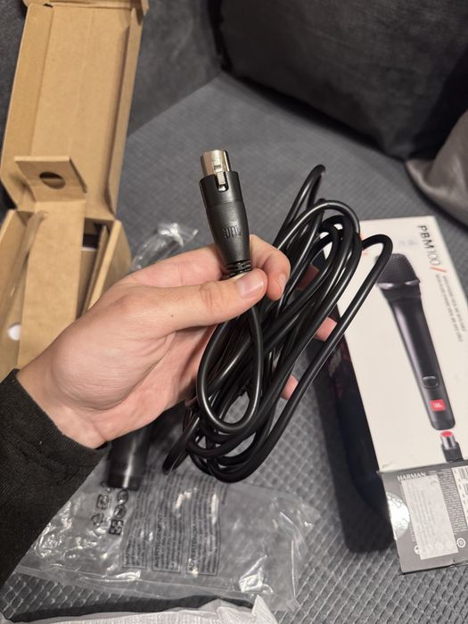 Продавам микрофон с кабел на JBL .