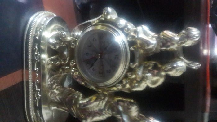 прдам настольные новые часы