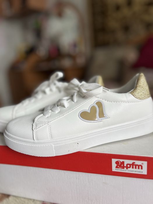 Кроссовки на весну р36