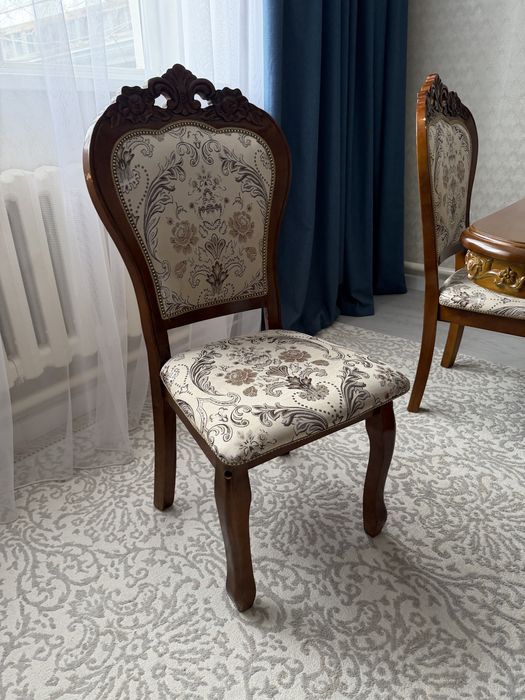 Стол со стульями