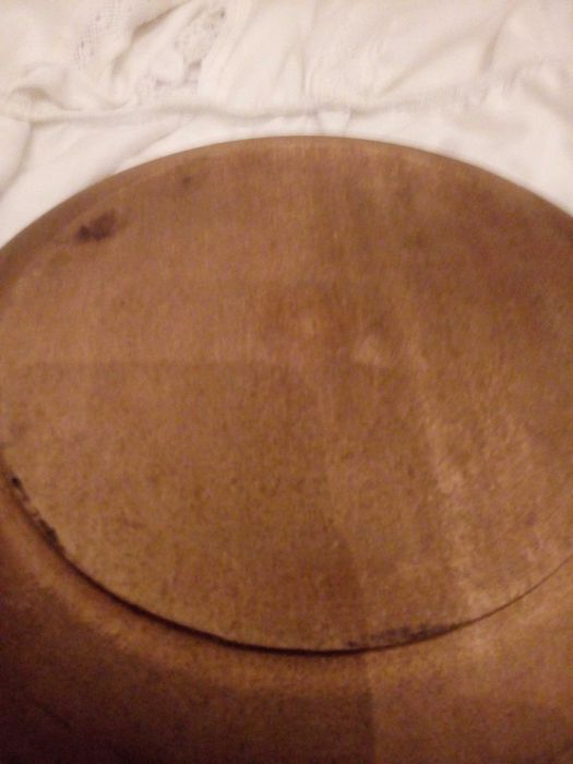 Порцеланови фигурки и Старинна дървена чиния