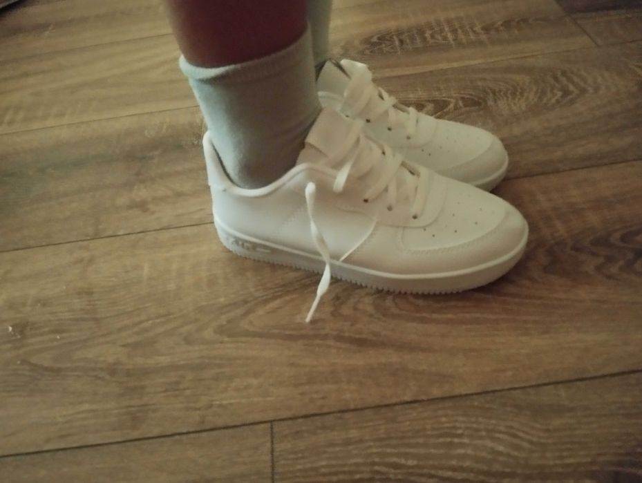 Бели маратонки - чисто нови